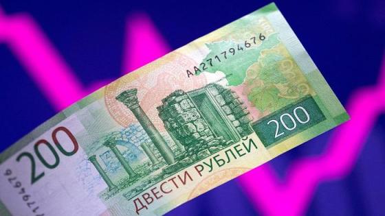 انخفضت العملة الروسية إلى أدنى مستوى لها مقابل الدولار في عشرة أشهر